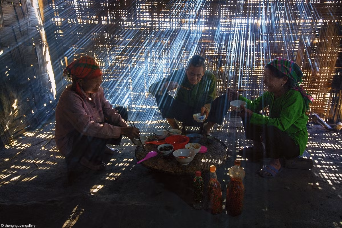 Vietnamese photographers claim first prizes in UK photo contest ảnh 2 Another piece taken by Thong, titled “Bua an mua dong”, “Winter Breakfast”, was also named among the final list at the contest. The image is set to be exhibited at the Royal Photographic Society's gallery in Bristol between November 20 and December 12.