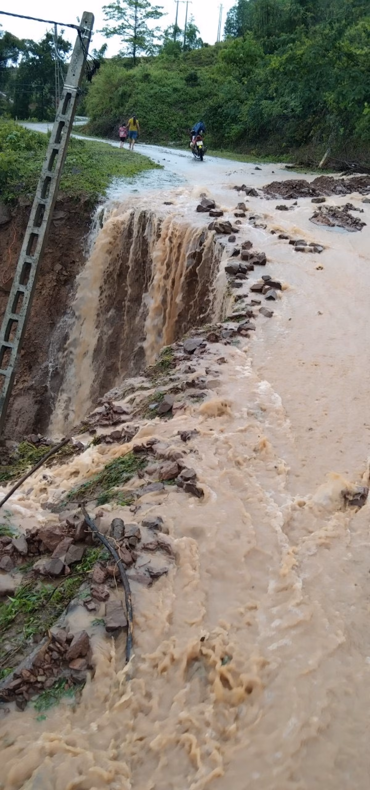 Several utility poles were broken due to the flooding, thereby causing power outages across several villages and communes.