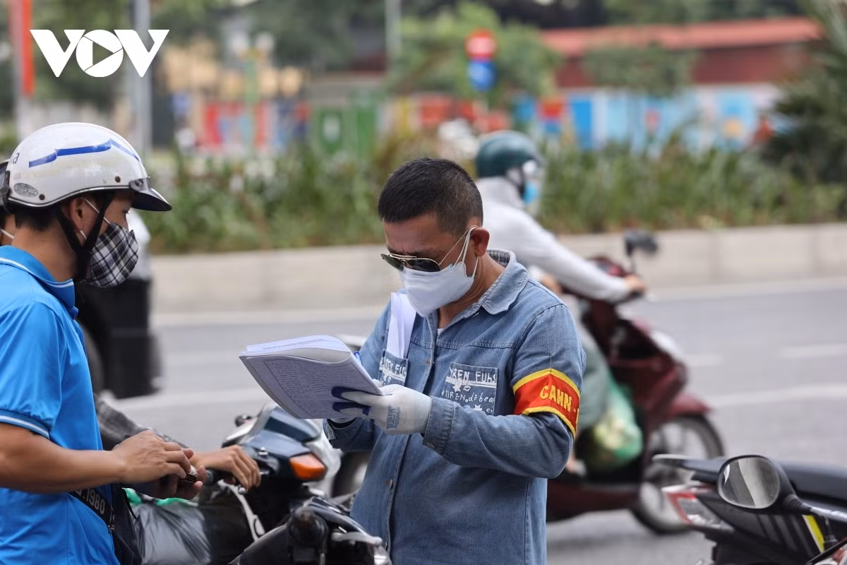 Police forces deployed to intensify COVID-19 prevention measures in Hanoi ảnh 13