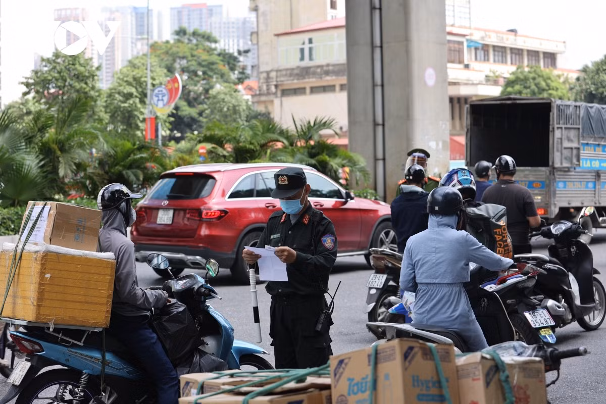 Six drivers are found violating COVID-19 prevention and control measures due to having invalid travel permits whilst two others violate traffic safety laws such as wearing no helmet and having no driving license.