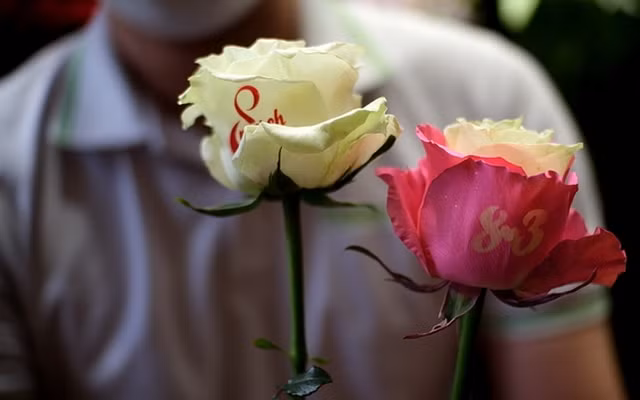 Gift market bursting ahead of International Women’s Day ảnh 4 Rose petals printed with unique letters help to attract new customers.