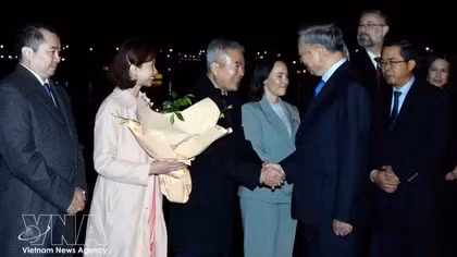 General Secretary of the Communist Party of Vietnam (CPV) Central Committee and State President To Lam (fifth, left) arrives at Sydney Kingsford Smith Airport on August 9 evening (Photo: VNA)