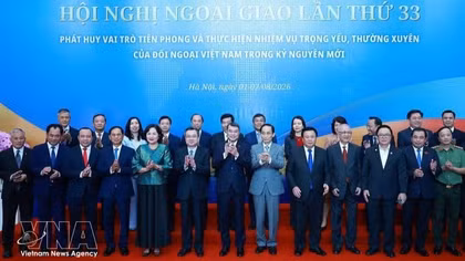 Prime Minister Le Minh Hung (C, first row) poses for a photo with delegates attending the plenary session of the 33rd Diplomatic Conference. (Photo: VNA)