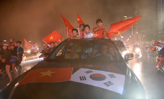 Vietnam goes into raptures as AFF Cup comes home - 4