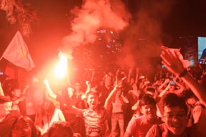 Vietnam goes into raptures as AFF Cup comes home - 9