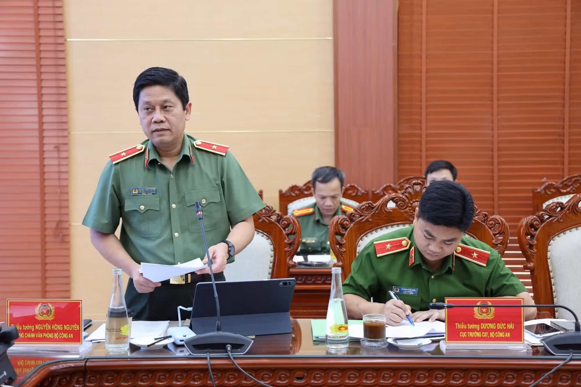 Major General Nguyen Hong Nguyen, Deputy Chief of the MPS Office speaks at the event.