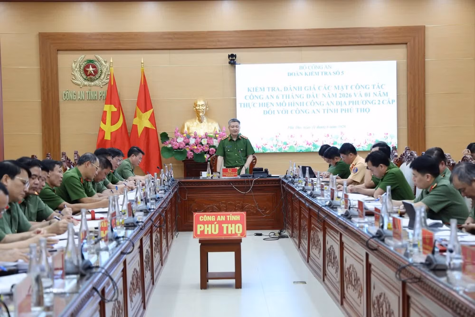Deputy Minister Nguyen Ngoc Lam acknowledged and commended the Phu Tho Provincial Police Force for its outstanding achievements in the first half of the year.