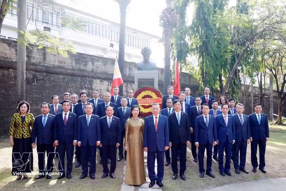 Party General Secretary and State President To Lam, his wife Ngo Phuong Ly and officials of Vietnam besides the President Ho Chi Minh monument in the ASEAN Garden in Intramuros Old Town, Manila (Photo: VNA)