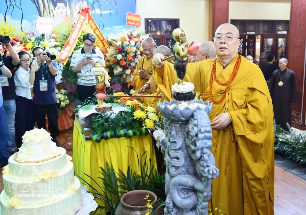 Buddhist dignitaries and followers perform the traditional Buddha bathing ritual during the Vesak 2026 celebration at Quan Su Pagoda on May 31. (Photo: VNA)
