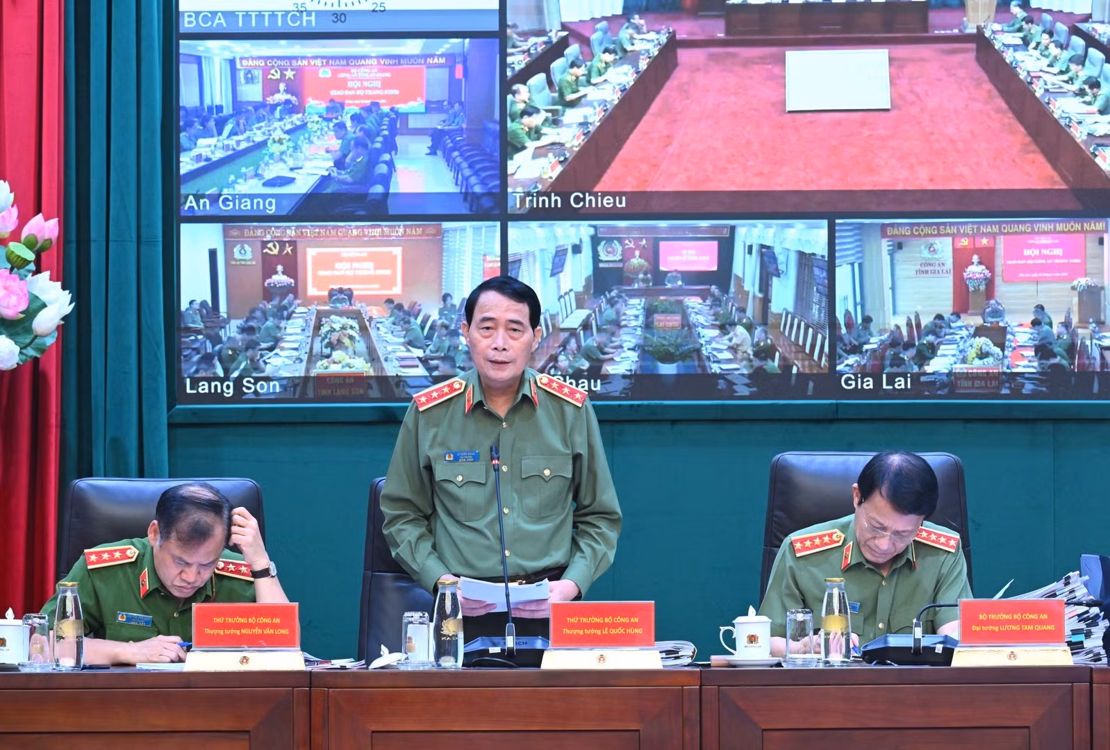 Deputy Minister Le Quoc Hung presides over discussion session.