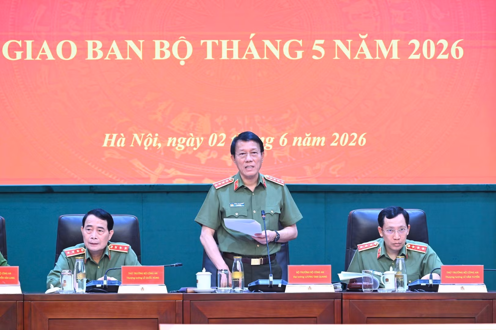 Minister Luong Tam Quang concludes the meeting.