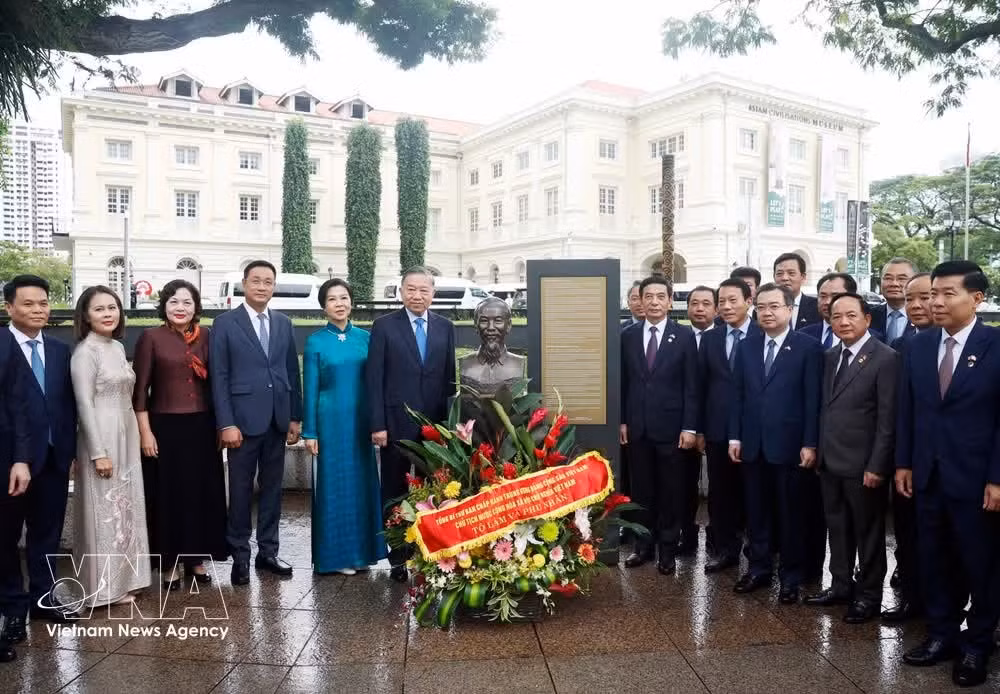 Party General Secretary and State President To Lam (sixth from left), his spouse, and the high-ranking Vietnamese delegation pose for a photo at the statue and memorial plaque dedicated to President Ho Chi Minh (Photo: VNA)