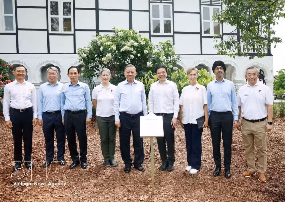 Delegates at the tree-planting event. (Photo: VNA)