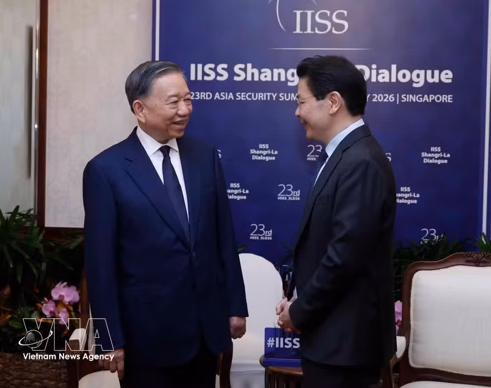 General Secretary of the Communist Party of Vietnam Central Committee and State President To Lam (left) and Prime Minister of Singapore Lawrence Wong at the 23rd Shangri-La Dialogue (Photo: VNA)