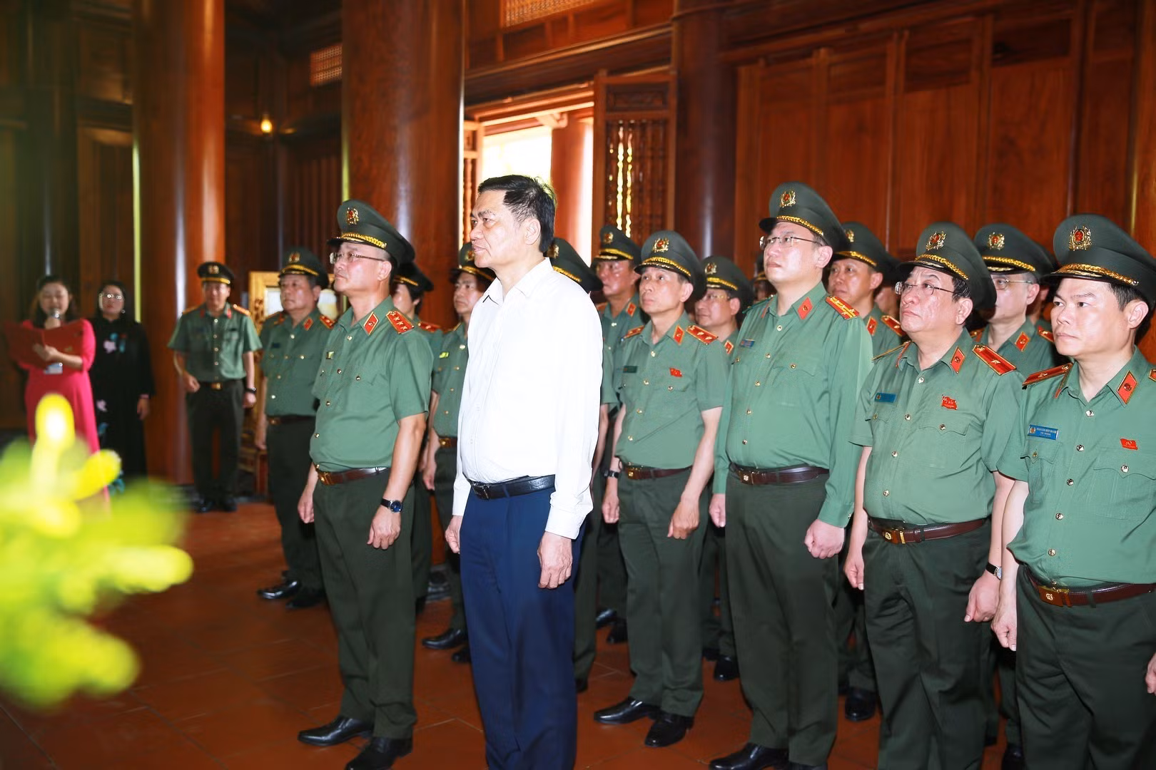 Deputy Minister Pham The Tung pays tribute to President Ho Chi Minh at Kim Lien Temple.