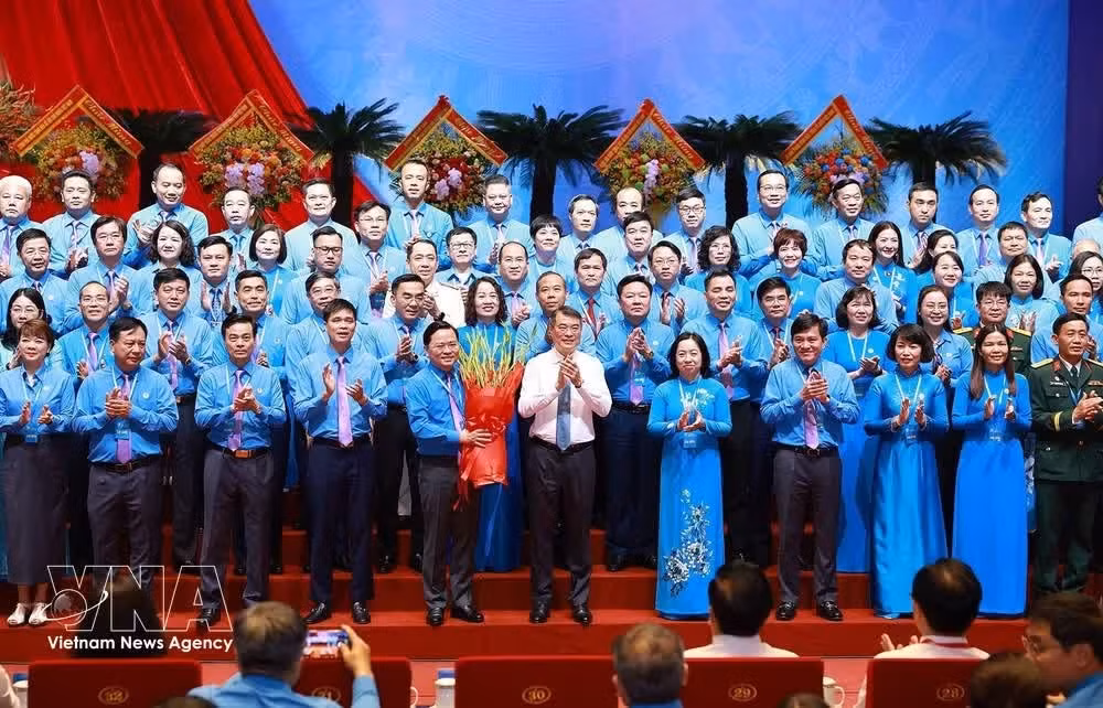 PM Le Minh Hung congratulates the VGCL (Photo: VNA)