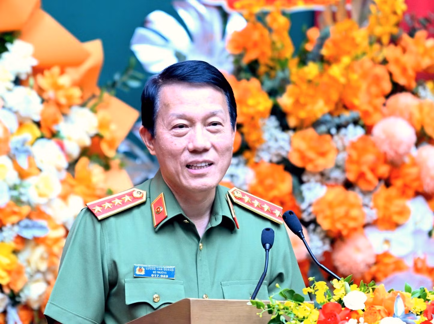 Minister Luong Tam Quang addresses the meeting.
