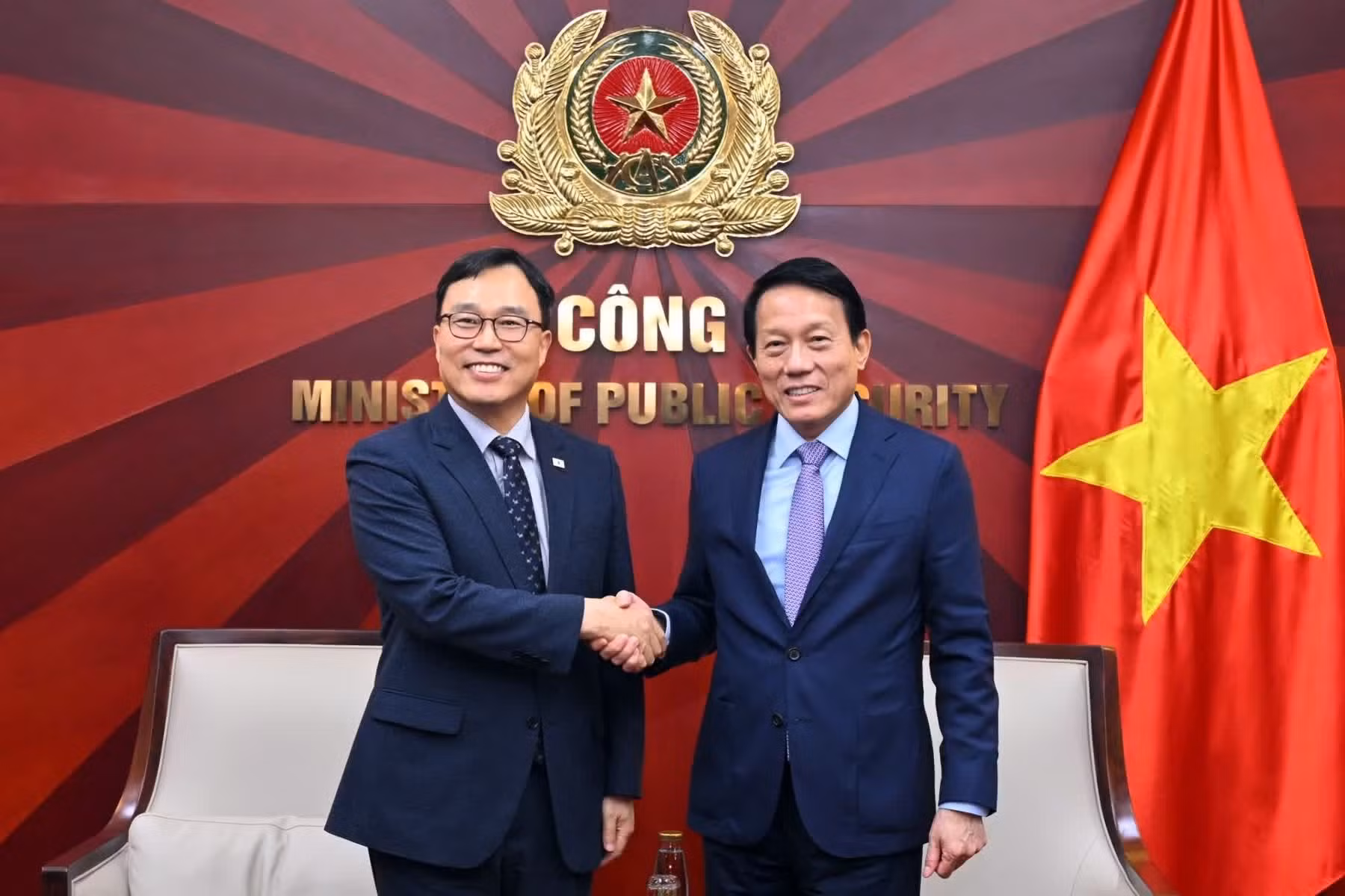 Minister Luong Tam Quang and Ambassador Choi Young-sam.