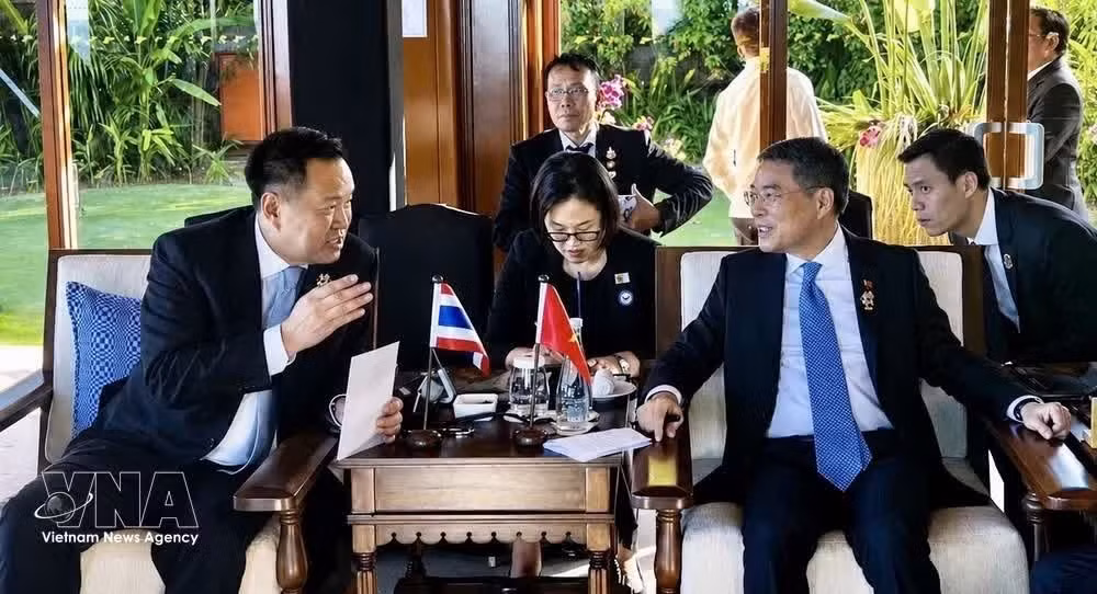 Vietnamese Prime Minister Le Minh Hung (R) meets his Thai counterpart Anutin Charnvirakul on the sidelines of the 48th ASEAN Summit in Cebu, the Philippines, on May 8. (Photo: VNA)