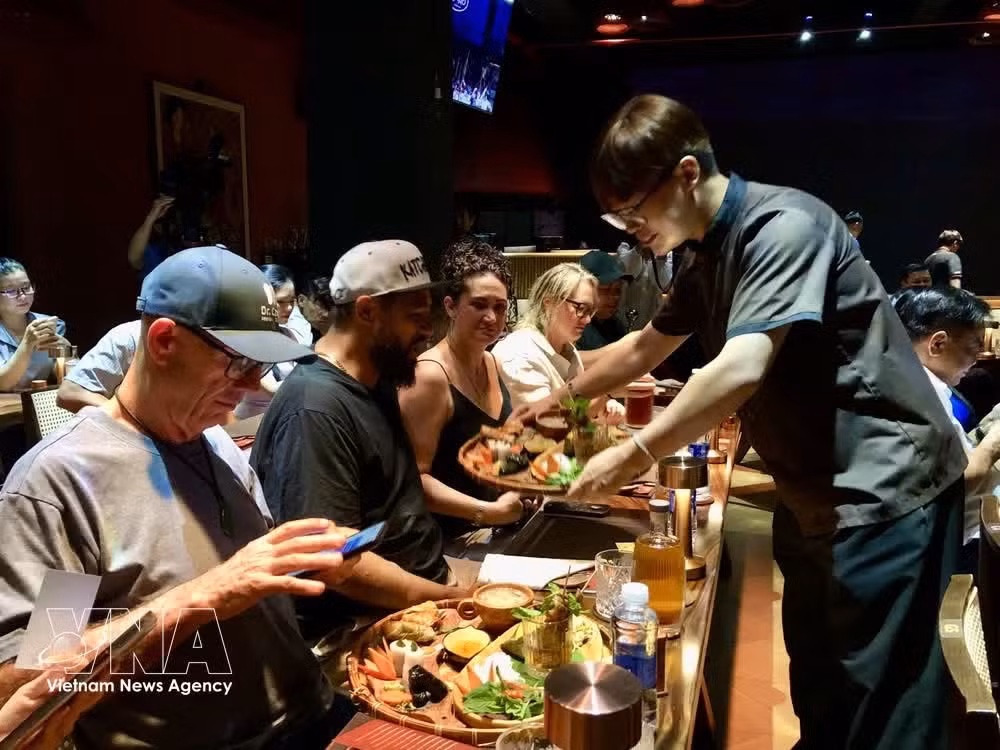 Foreign visitors capture the unique flavours and culinary traditions of Vietnam. (Photo: VNA)