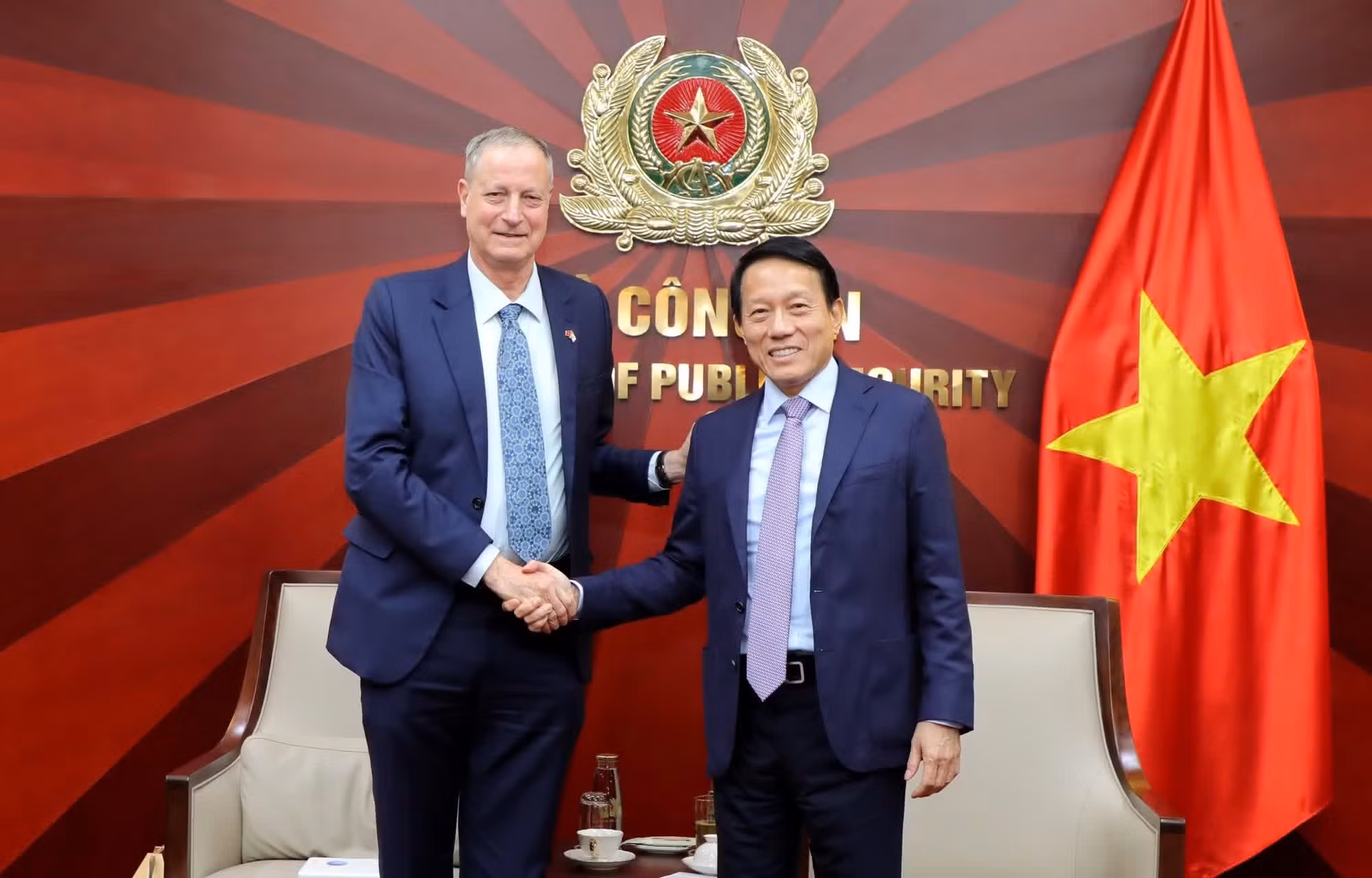 Minister Luong Tam Quang congratulated Ambassador Yaron Mayer on his successful tenure in Vietnam.