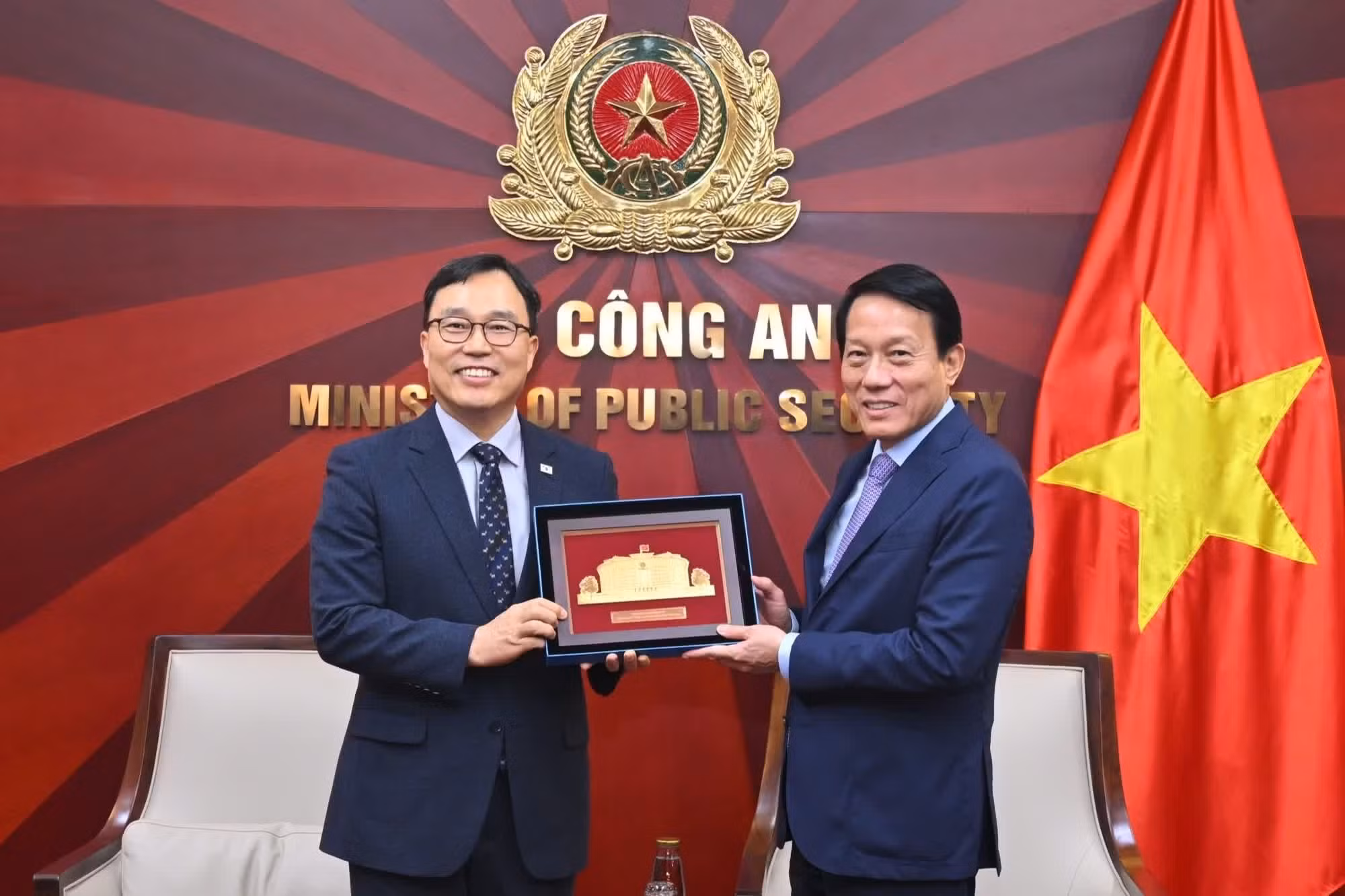 Minister Luong Tam Quang presents gifts to the RoK Ambassador.
