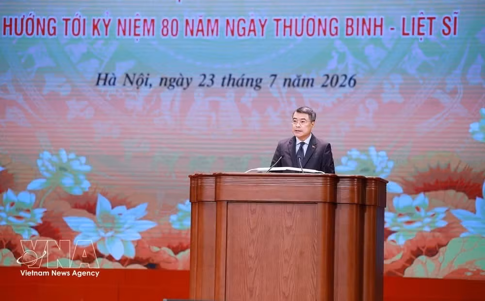 Prime Minister Le Minh Hung addresses the conference (Photo: VNA)