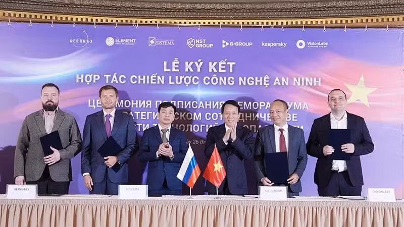 Minister Luong Tam Quang attends signing of tech MoUs with Russian partners.