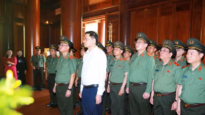 Deputy Minister Pham The Tung offers incense at Kim Lien Special National Relic Site and Truong Bon Historical Relic Site
