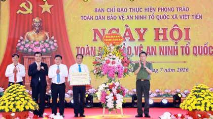 Minister Luong Tam Quang attends "All-People Movement for National Security Protection" Festival in Hung Yen