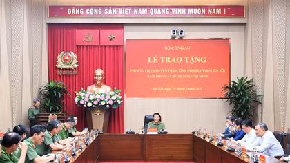 MPS presents documentary film on President Ho Chi Minh to central agencies