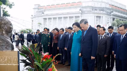 Vietnamese Party and State leader offers flowers in tribute to President Ho Chi Minh in Singapore