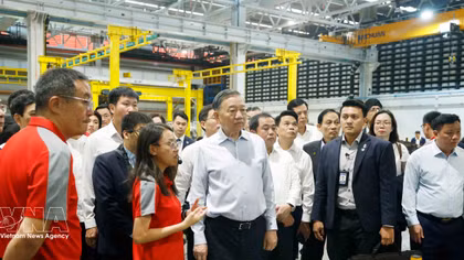 Top Vietnamese leader visits technology, rail test facilities in Singapore