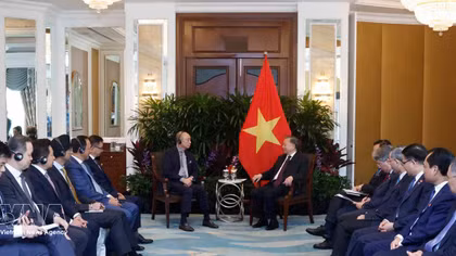 Top leader praises Singaporean investments' contributions to Vietnam's development