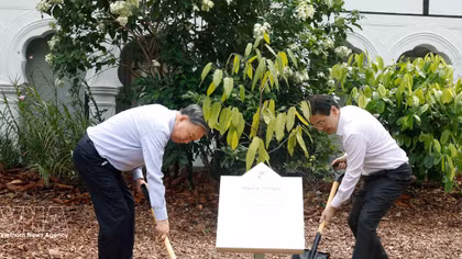 Vietnam's top leader, Singapore PM plant tree at Singapore Botanic Gardens
