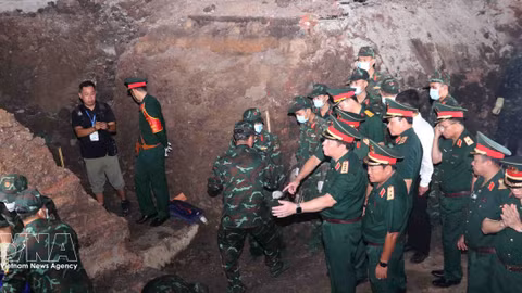 Senior military officer inspects martyrs' remains search at Le Thị Rieng Park