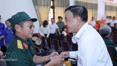 Senior Party official visits, presents gifts to wounded, sick veteran soldiers in Nghe An