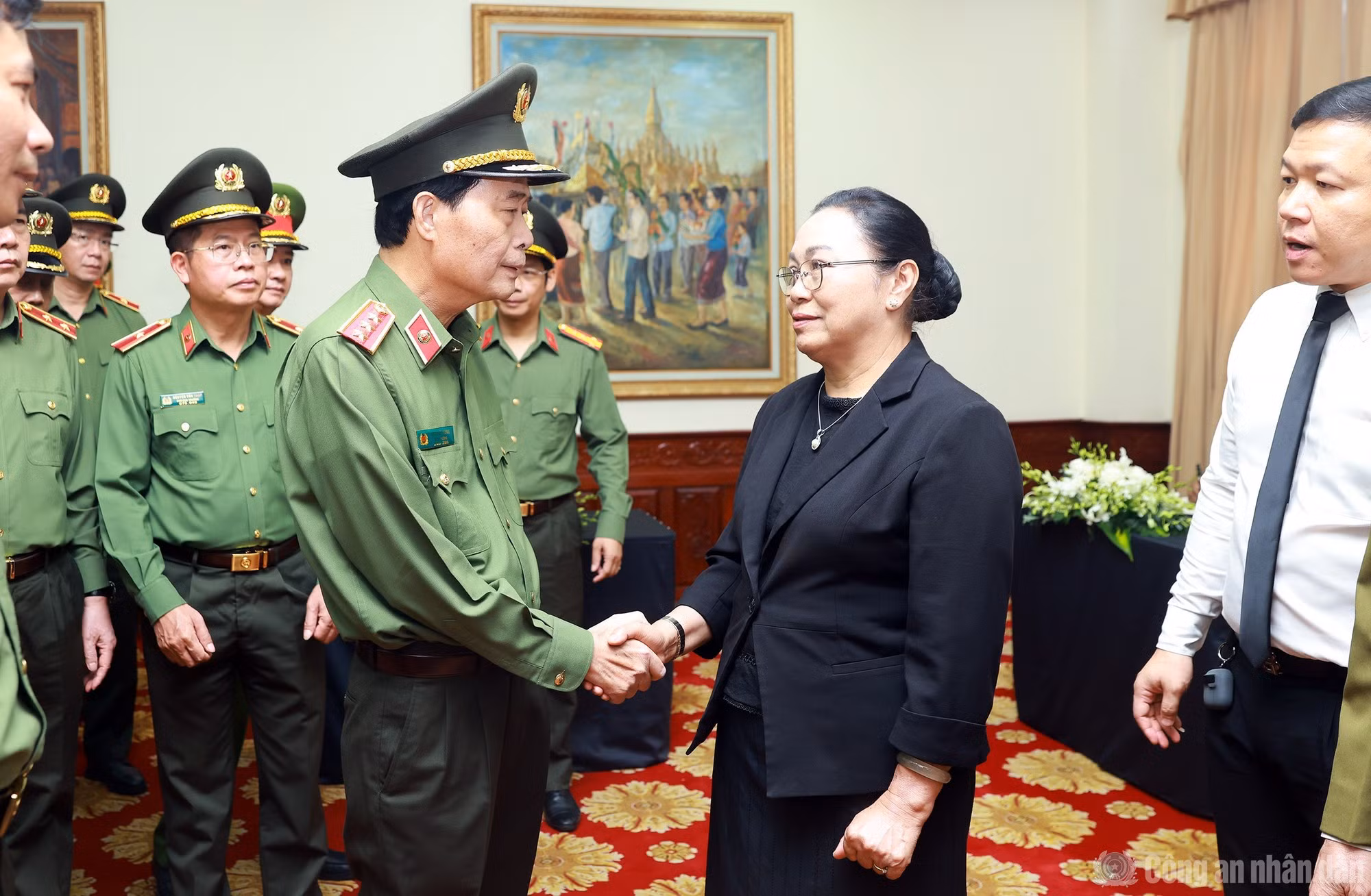 Deputy Minister Le Quoc Hung conveys the deepest condolences of the Executive Committee of the Public Security CPV Organization and the Ministry of Public Security to the Party, State, National Assembly, Government, and fraternal people of Laos, as well as to the family of Comrade Xaysomphone Phomvihane.