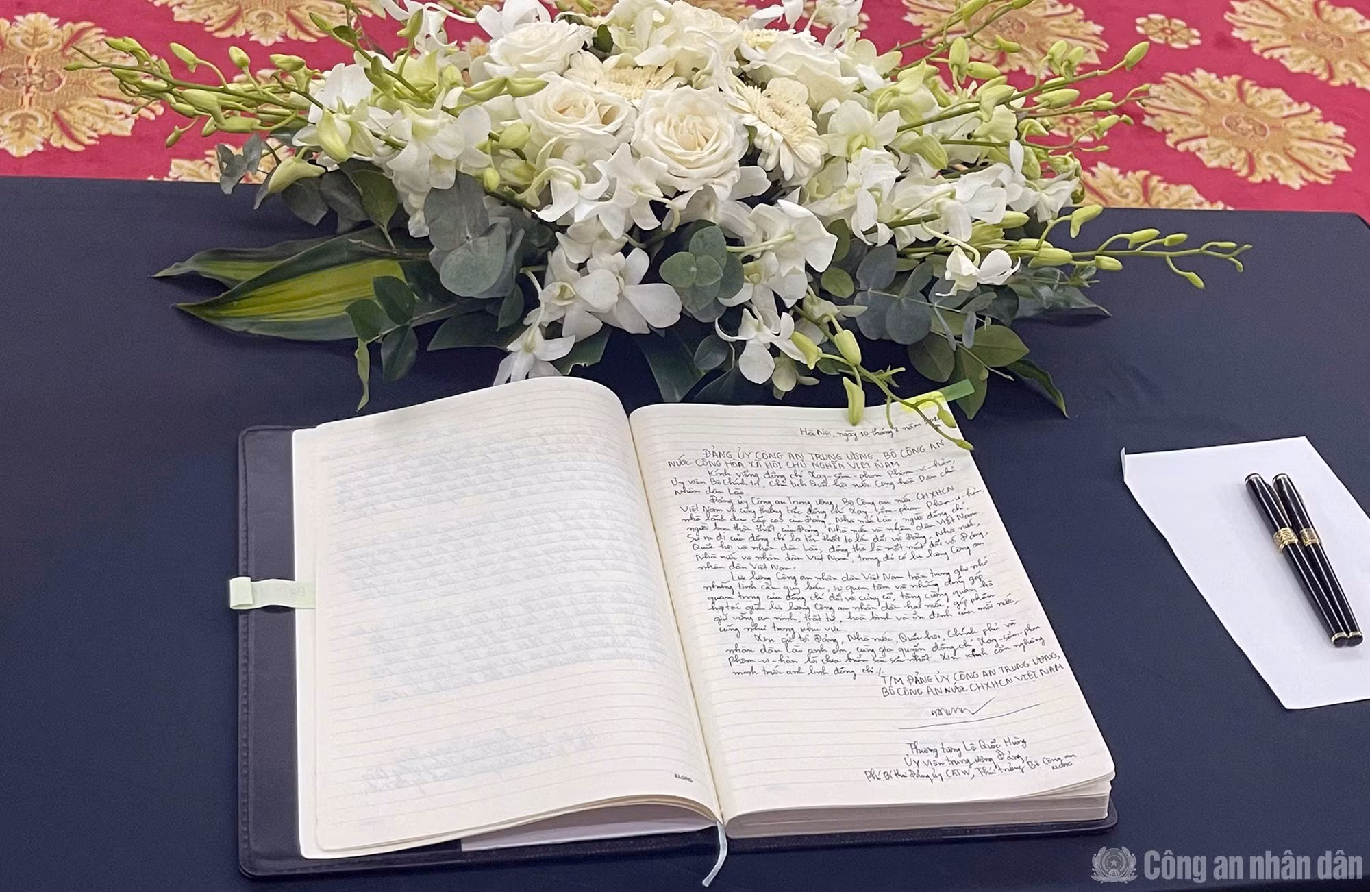 Deputy Minister Le Quoc Hung signs the condolence book at the memorial ceremony for Comrade Xaysomphone Phomvihane.
