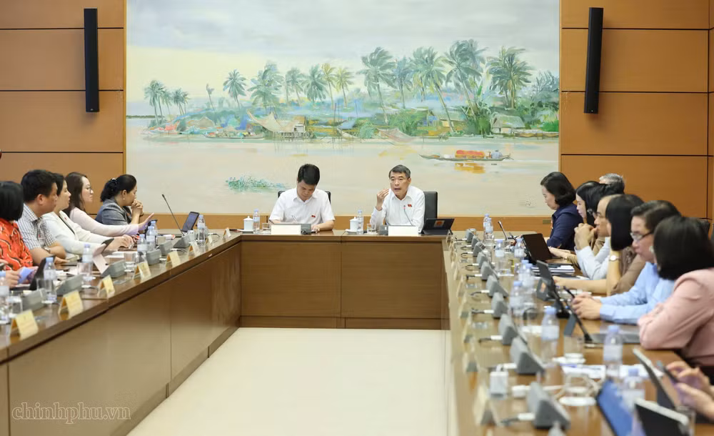Prime Minister Le Minh Hung and deputies at the group dicussion on August 19. (Photo: chinhphu.vn)