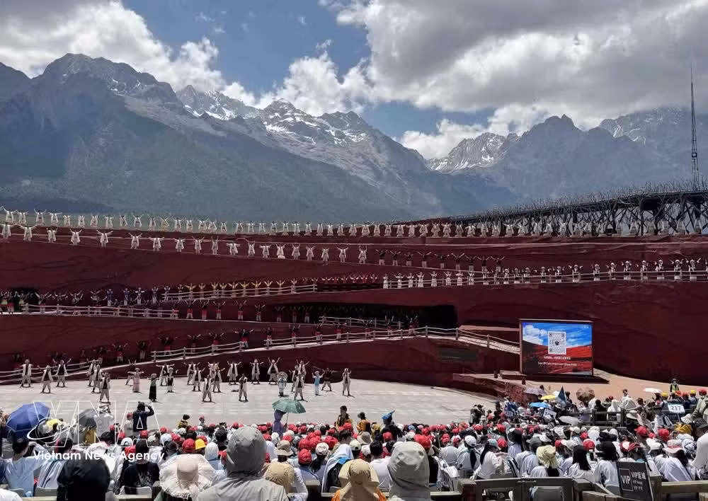 The "Impressions of Lijiang" show at the foot of Jade Dragon Snow Mountain features more than 500 local amateur actors (Photo: VNA)