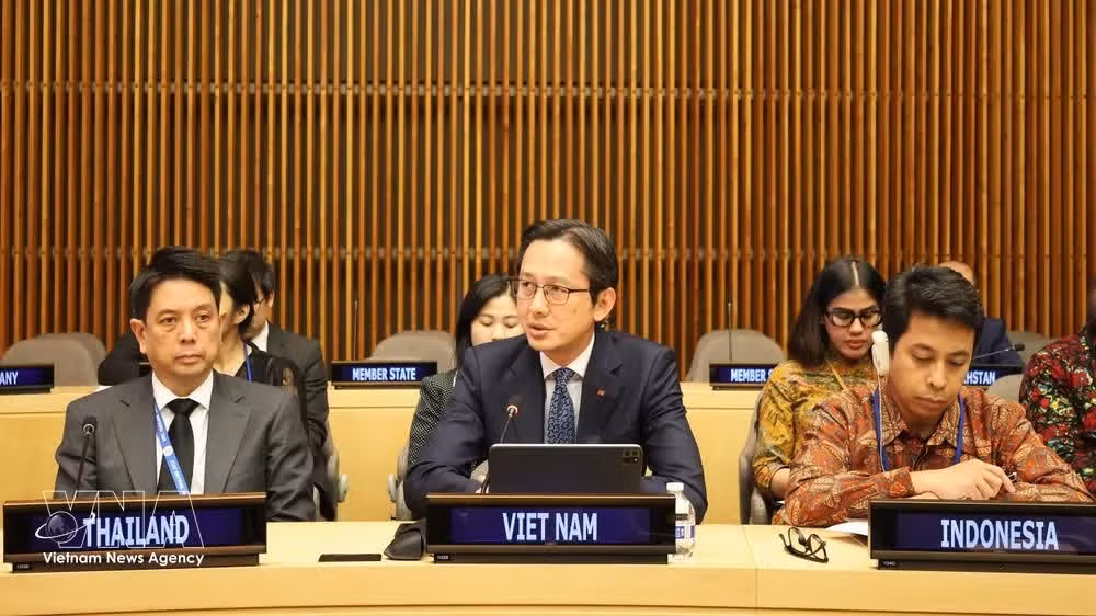 Ambassador Do Hung Viet (centre), Permanent Representative of Vietnam to the UN speaks at the ceremony (Photo: VNA)