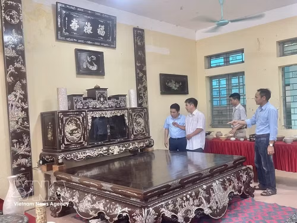 Artisans in Chuyen My craft village is passionate about creating lacquerware inlaid with mother-of-pearl while keeping the traditional craft alive for future generations. (Photo: VNA)