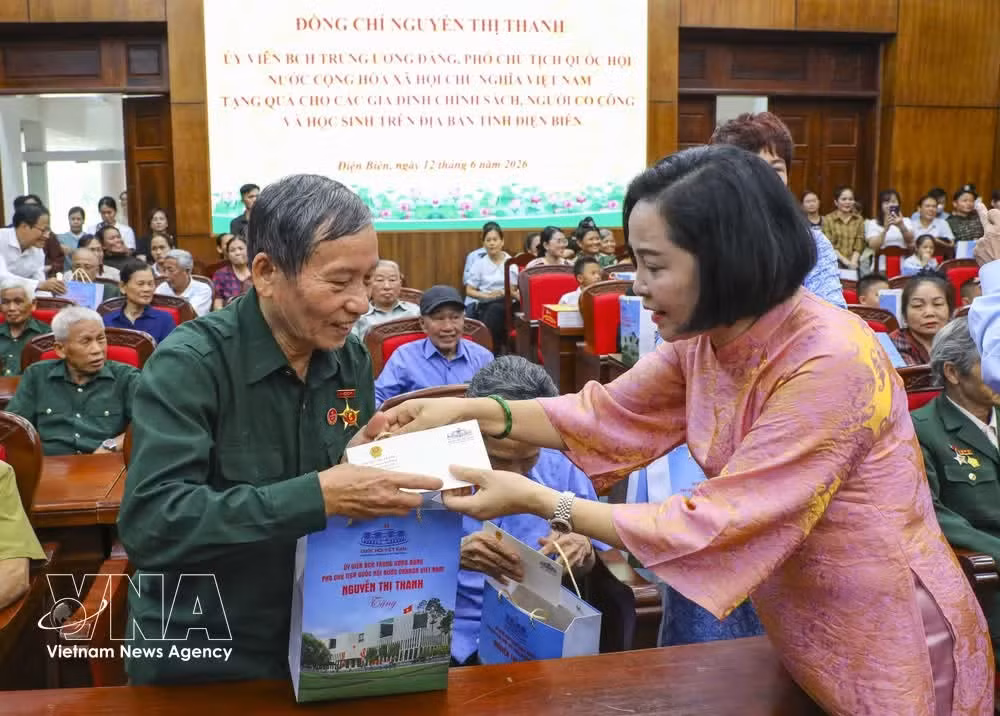 NA Vice Chairwoman Nguyen Thi Thanh hands out gifts to policy beneficiary families and revolution contributors at the event in Dien Bien province on June 12. (Photo: VNA)