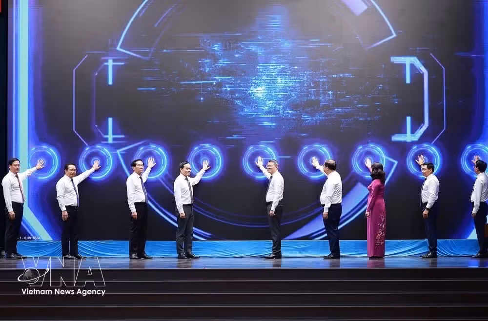 Prime Minister Le Minh Hung and delegates launch the emulation movement aimed at achieving sustainable double-digit growth in the 2026–2030 period. (Photo: VNA)