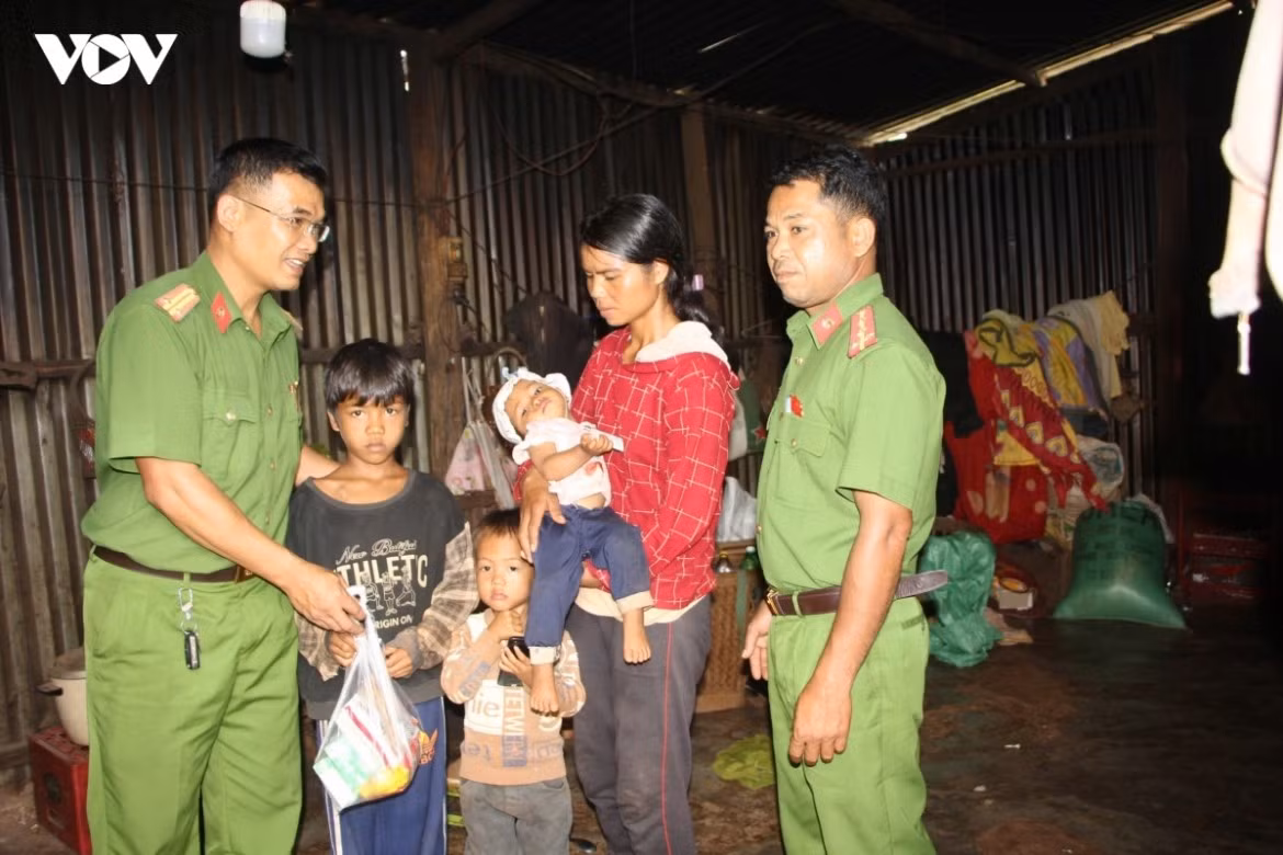 Police officers in Bo Ngoong commune visit local residents, encouraging them not to believe in or follow the illegal Bahnar Dega Kon Kong organisation