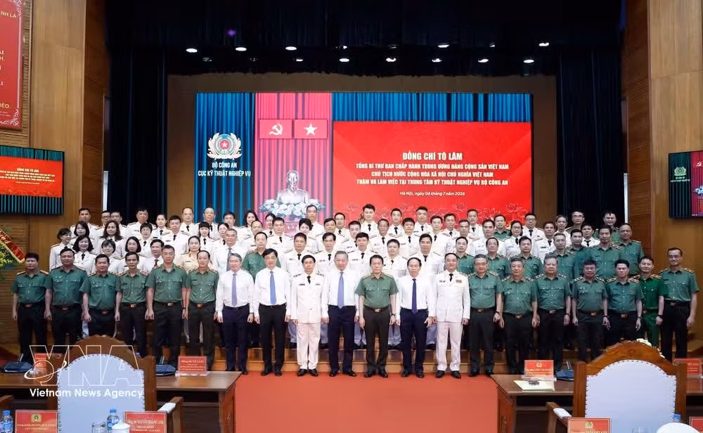 Party General Secretary and State President To Lam and officers of the Department of Technical Services under the Ministry of Public Security. (Photo: VNA)