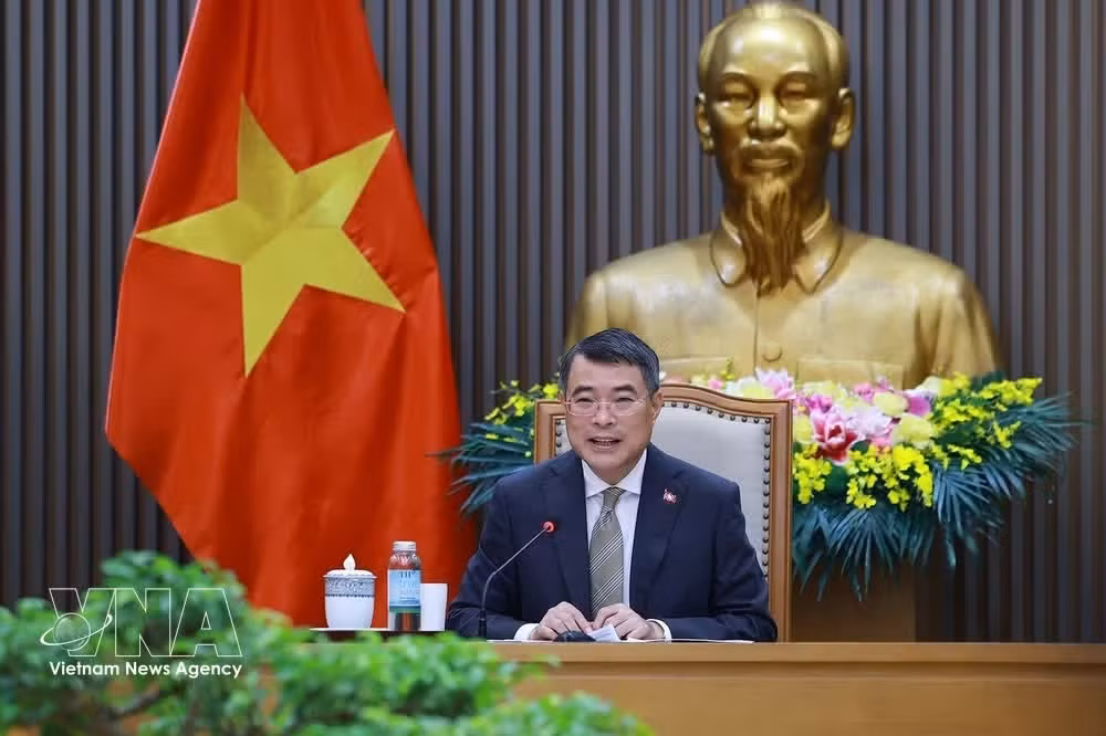 Prime Minister Le Minh Hung at the phone talks with his Canadian counterpart Mark Carney on July 21 (Photo: VNA)
