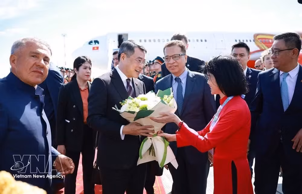 Prime Minister Le Minh Hung is welcomed at Gabdulla Tukay Kazan International Airport in Kazan, the capital of the Republic of Tatarstan, Russia, on June 16 afternoon (local time). Photo: VNA