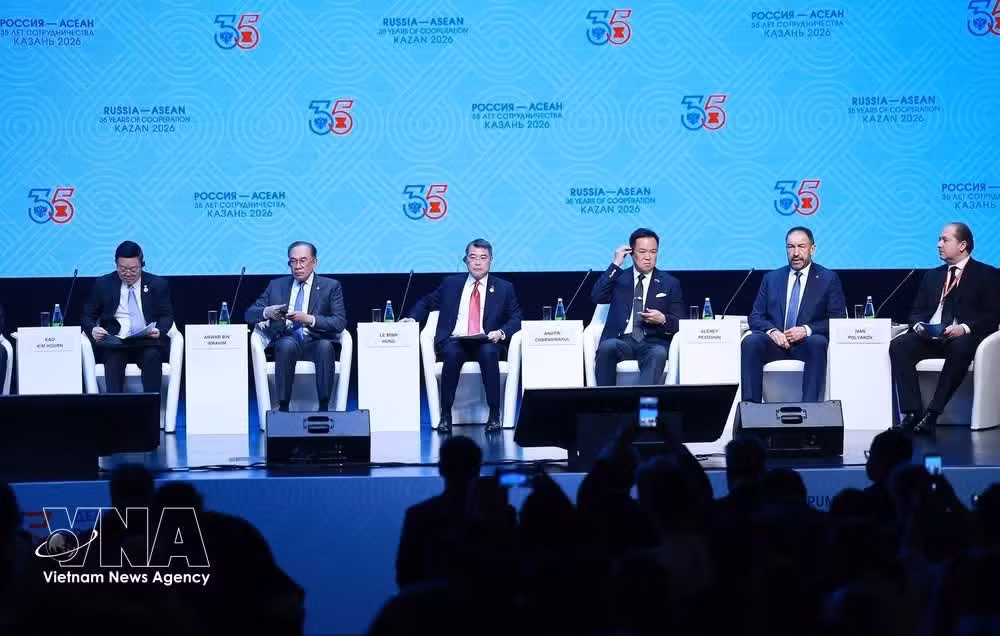 Prime Minister Le Minh Hung (third, left) at the opening session of the ASEAN-Russia Business Forum in Kazan, Russia on June 17. (Photo: VNA)